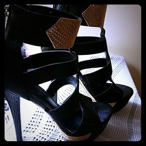 Fergie High Heels size 7.5 Leather (black/gold)